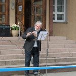 Matti Helinin huilu viritti avajaistunnelman Kunnantalon portailla.