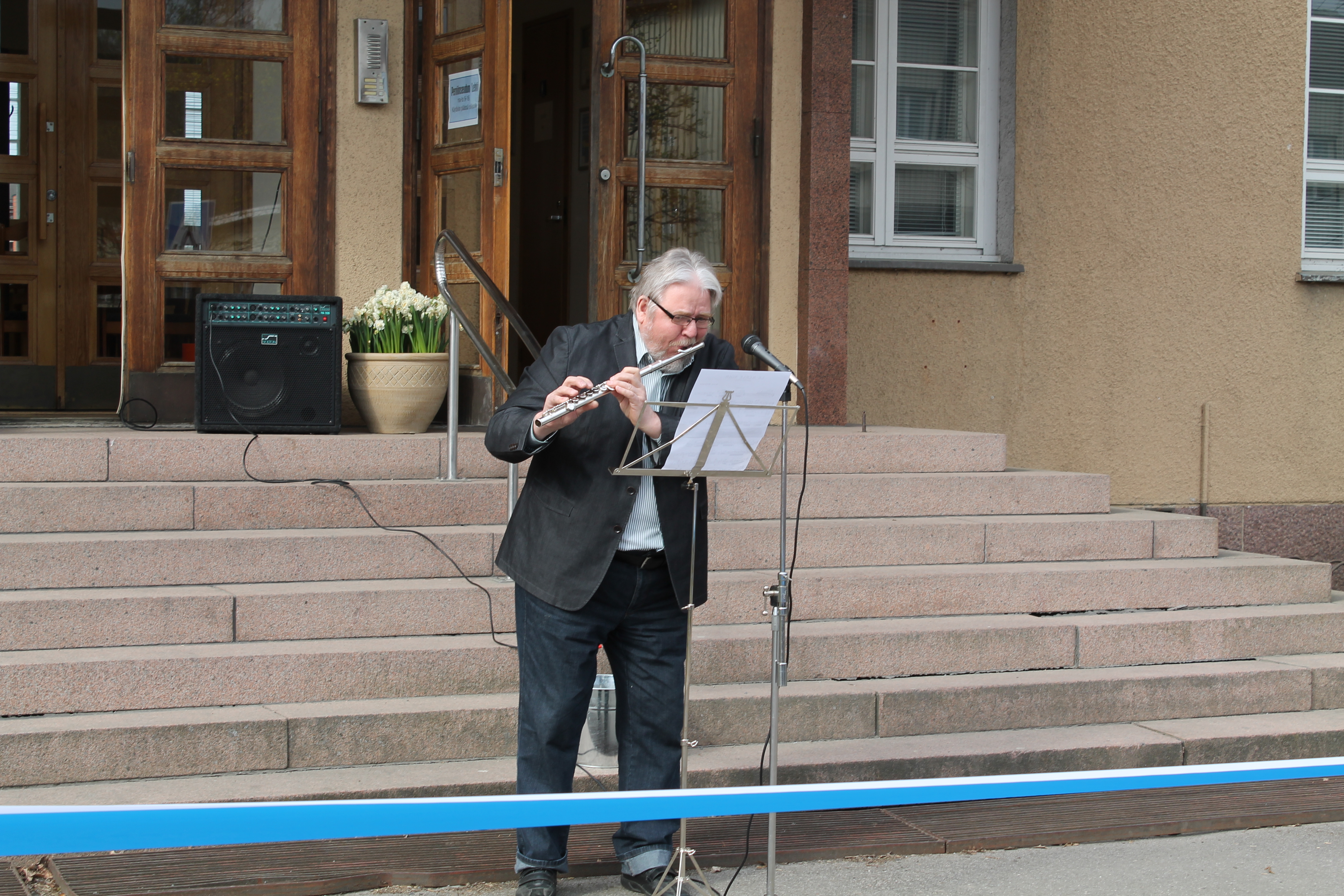 Matti Helinin huilu viritti avajaistunnelman Kunnantalon portailla.