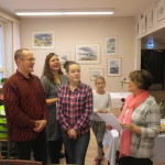 Mimmi Meriluoto luki töihinsä liittyviä runoelmia näyttelyn avajaisissa sunnuntaina 1.11.