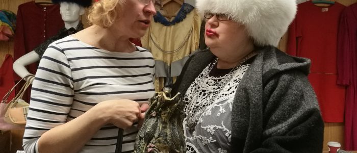 Ukrainalaiset kirppariostoksilla: Elina Salomaa (vas.) ja Anne Tenha.