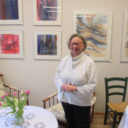 Helena Sundberg taidenäyttelynsä avajaisissa.